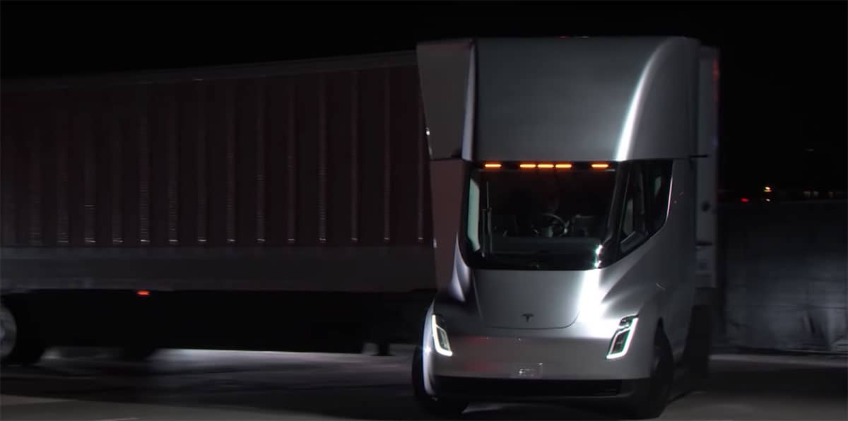 Read more about the article SELF-DRIVING TRUCKS: ARE TRUCK DRIVERS OUT OF A JOB?
